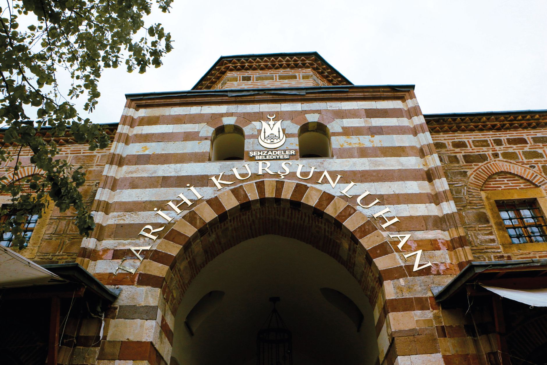 Entrance of the historic Kurşunlu Han in Manisa, Türkiye featuring traditional Ottoman architecture. — Prijava bez putovnice