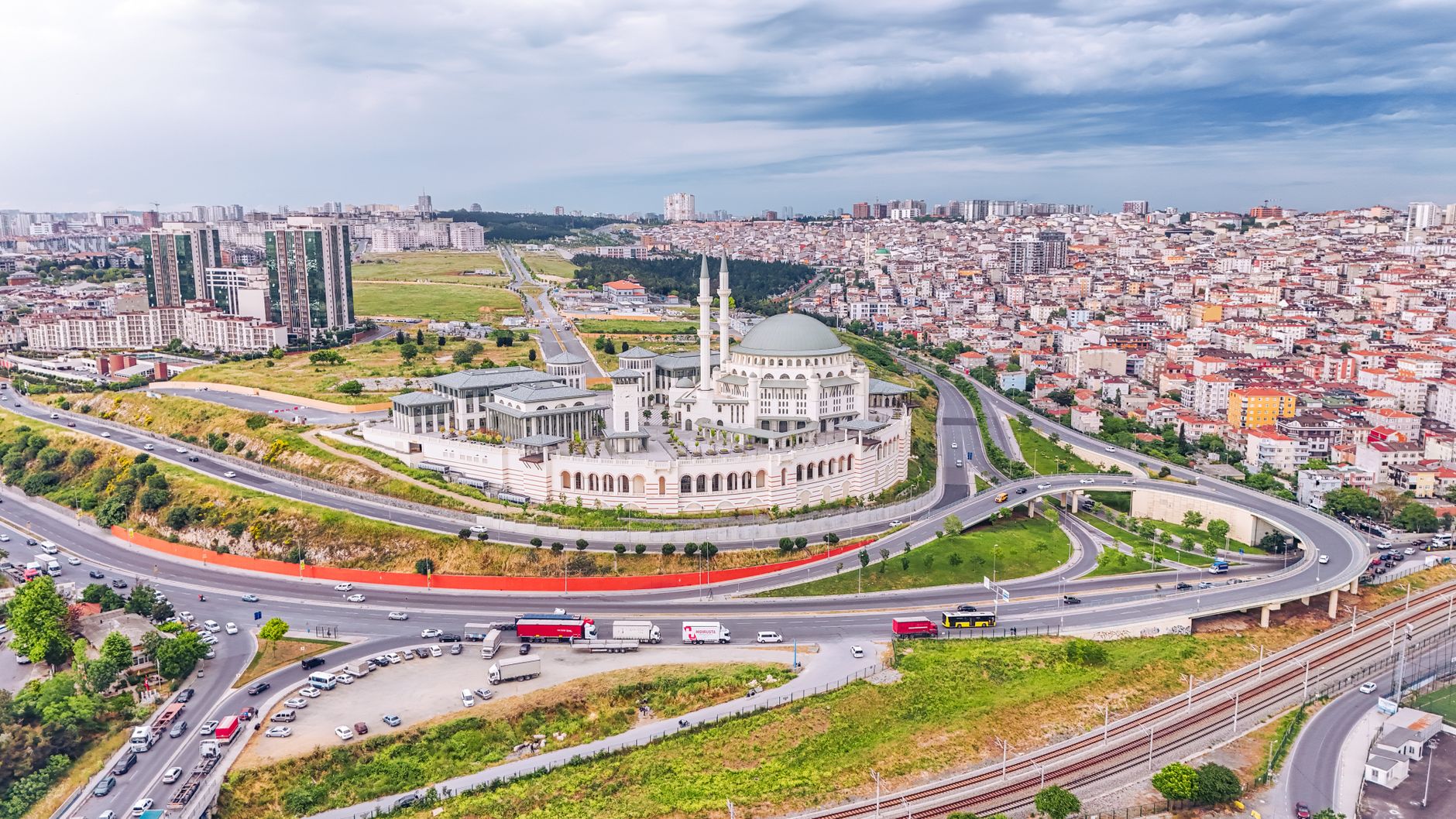 Discover the Grand Çamlıca Mosque surrounded by Istanbul's urban landscape in this aerial view. — Prijava na Vavadu za nove k